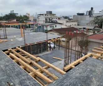 Instalação de assoalho e barrotes 